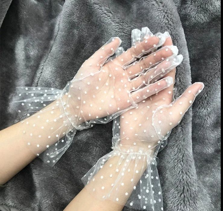 Женские декоративные перчатки в горошек в белом цвете
