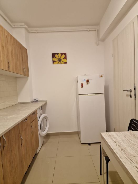 Închiriez garsoniera cu loc de parcare