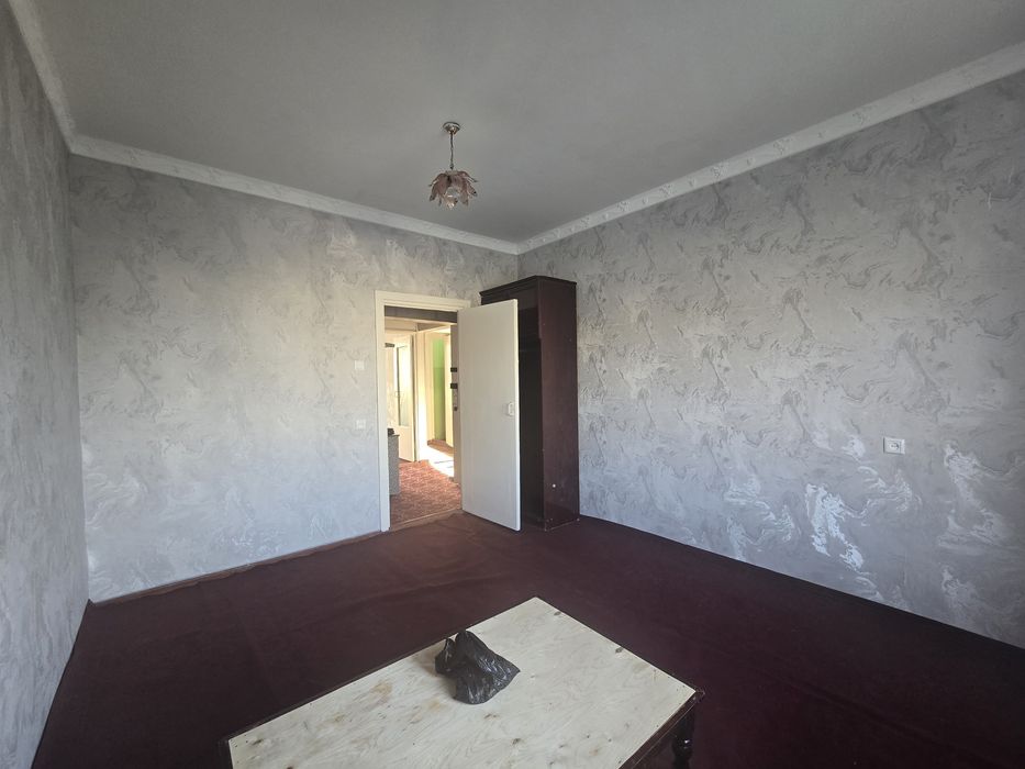 Zudlik bilan frunze massifda 2xonali skvaznoy  6metr veranda sotiladi