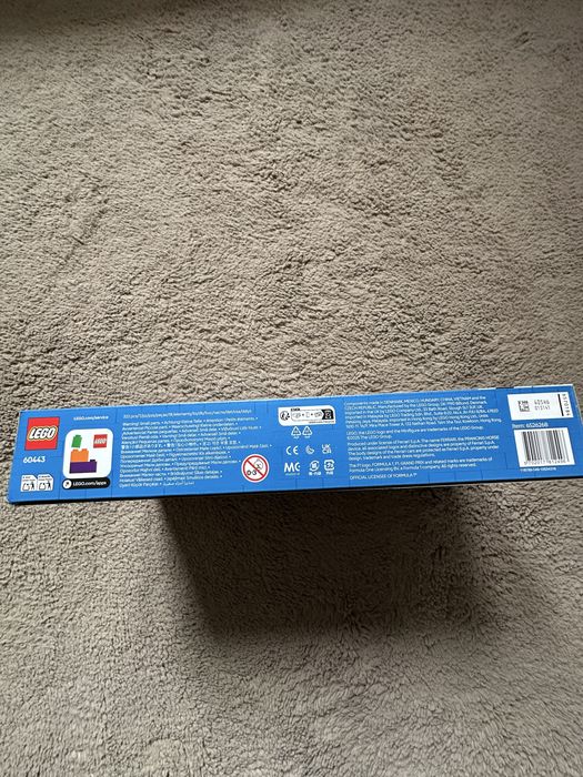 LEGO City Boxă și mecanici F1 cu mașină Ferrari