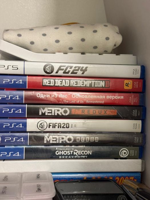 Playstation 5, два джостика и станция для джостиков