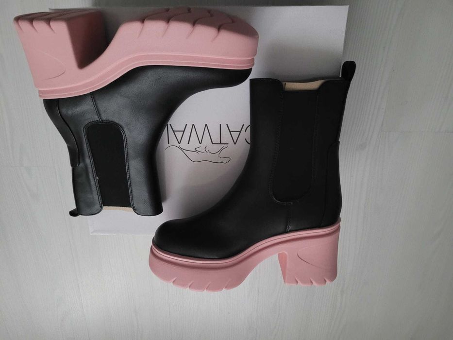 Vand CATWALK Botine Negru cu Roz, Nr 39, NOU, Cutie 129 Lei
