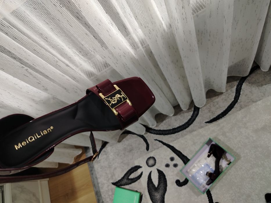 Босоножка сотилади