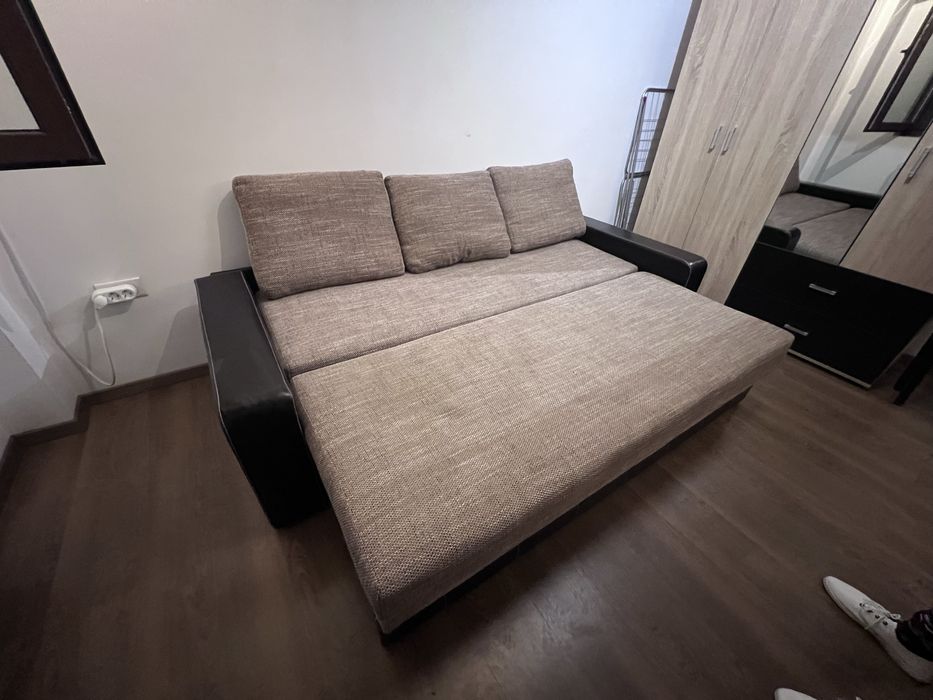 OFERTĂ! Canapea extensibilă 2m, cu ladă depozitare + 3 perne – PREȚ NEGOCIABIL!
