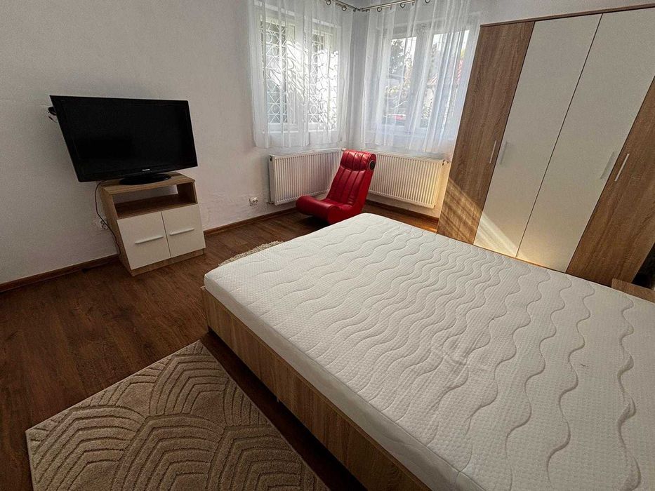 Inchiriez casa Bucurestii Noi 3 camere, renovata si mobilata modern, curte 400mp cu gratar si mobilier, metrou 8min, parcare