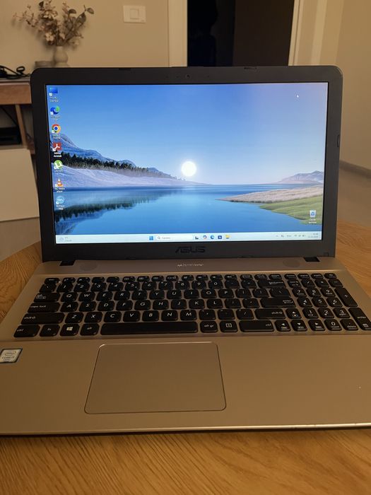 Laptop ASUS I3 generatia 6 perfect pentru scoala sau office