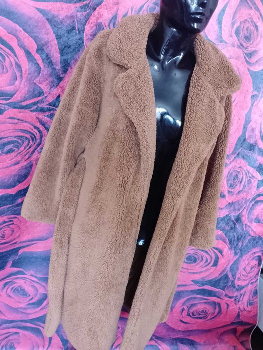 Кафяво пухкаво палто до коляното с коланче Л