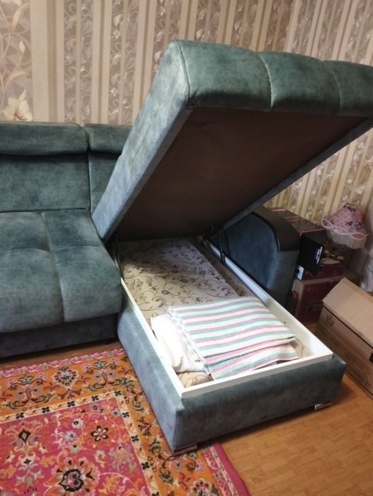 Продам большой диван.