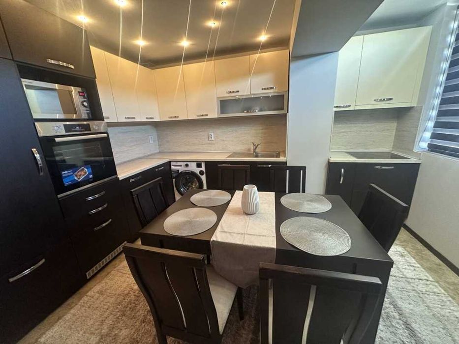 Дава се под наем Двустаен апартамент в Бургас, Славейков - 70 кв.м за 561 € - Снимка #1