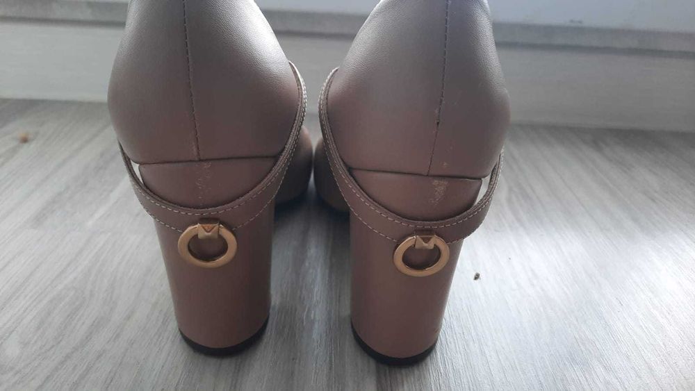 Брендовые туфли с интересным деталем