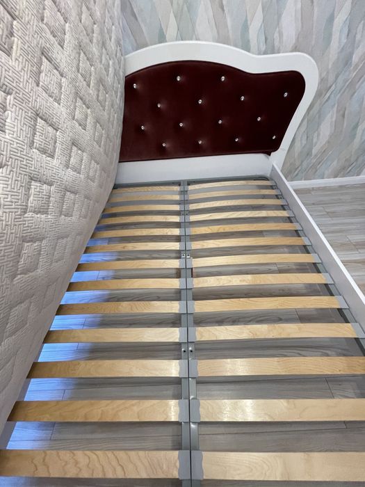 Кровать с матрасом в хорошем состоянии