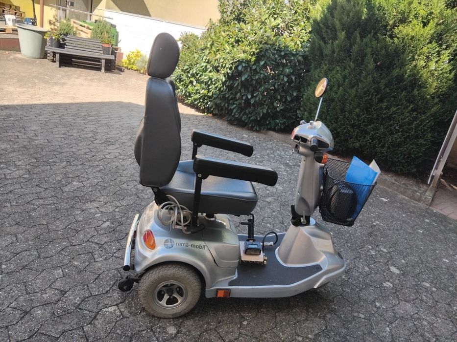 Електрически и валиден скутер Триколка ( трудно подвижни хора )