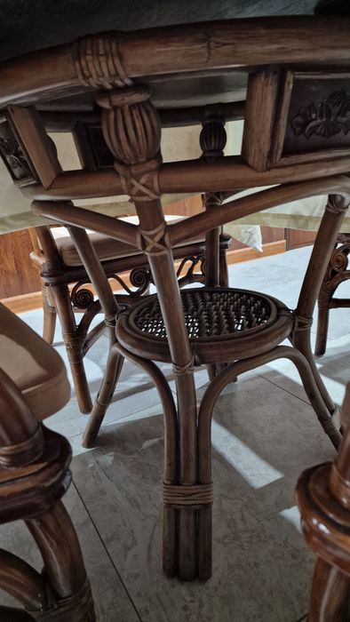 Продам стол квадратный