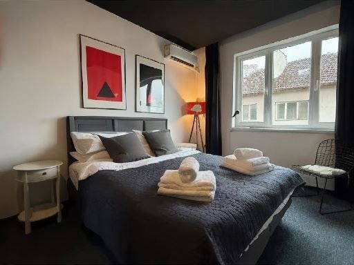 Дава се под наем Тристаен апартамент в София, Център - 76 кв.м за 947.58 € - Снимка #2