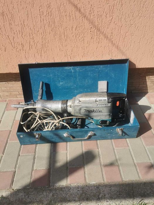 Picamer pentru demolat placi de beton