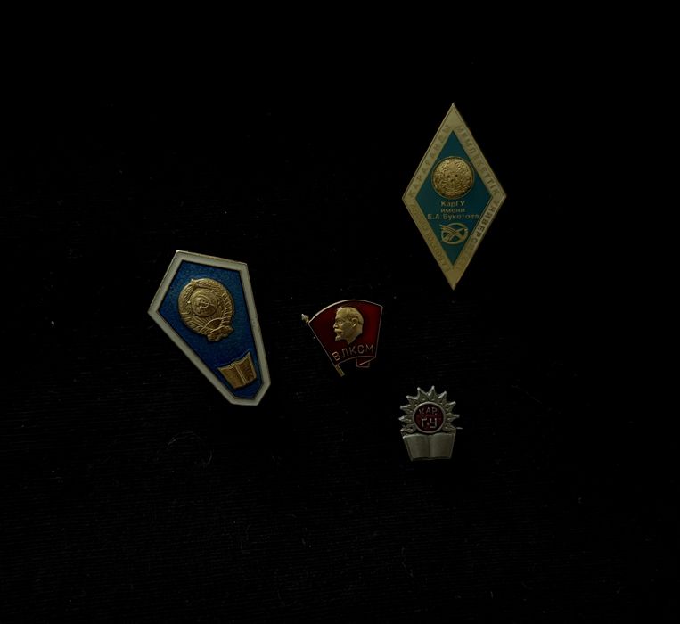 Монеты ЧАСЫ Значки