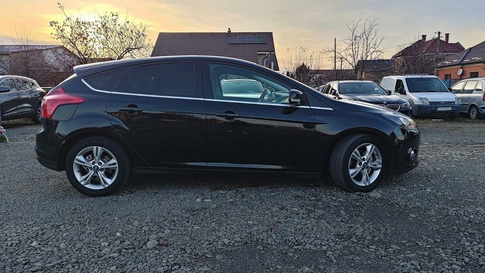 Vand ford focus negru