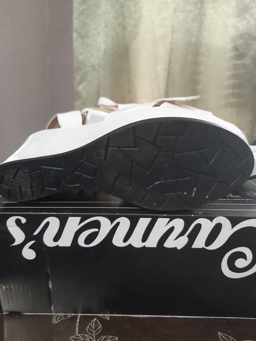 Продам белые босаножки