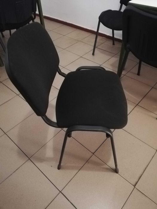 Mese lemn și scaune tapițate