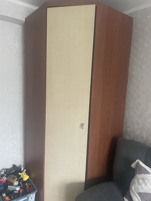 Продам угловой шкаф и камод