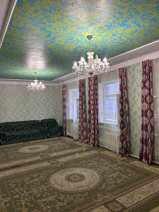 Қала орталығынан еңсесі биік жер үй сатылады.