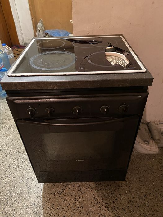 Готварска печка Ariston с керамичен плот - за вграждане