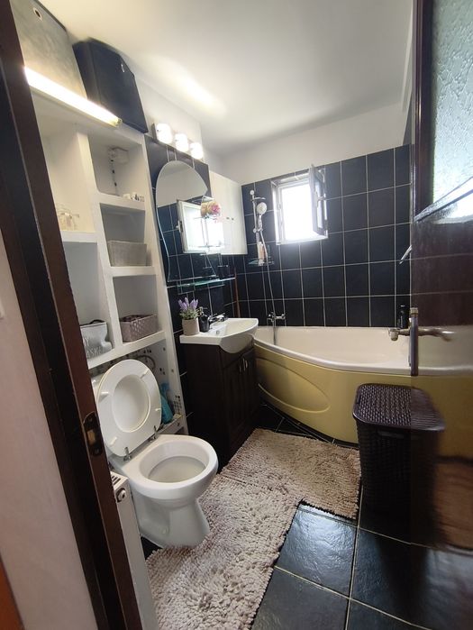 Vând apartament 3 camere Mioveni, două balcoane, zonă centrală, liber.