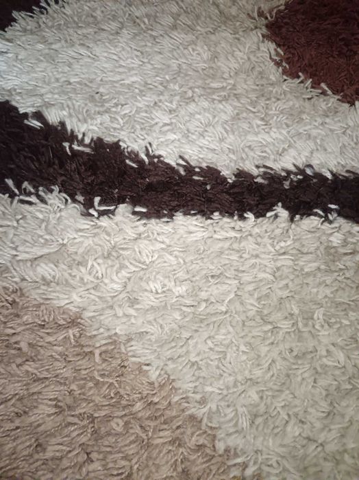 Рошав килим в бежово