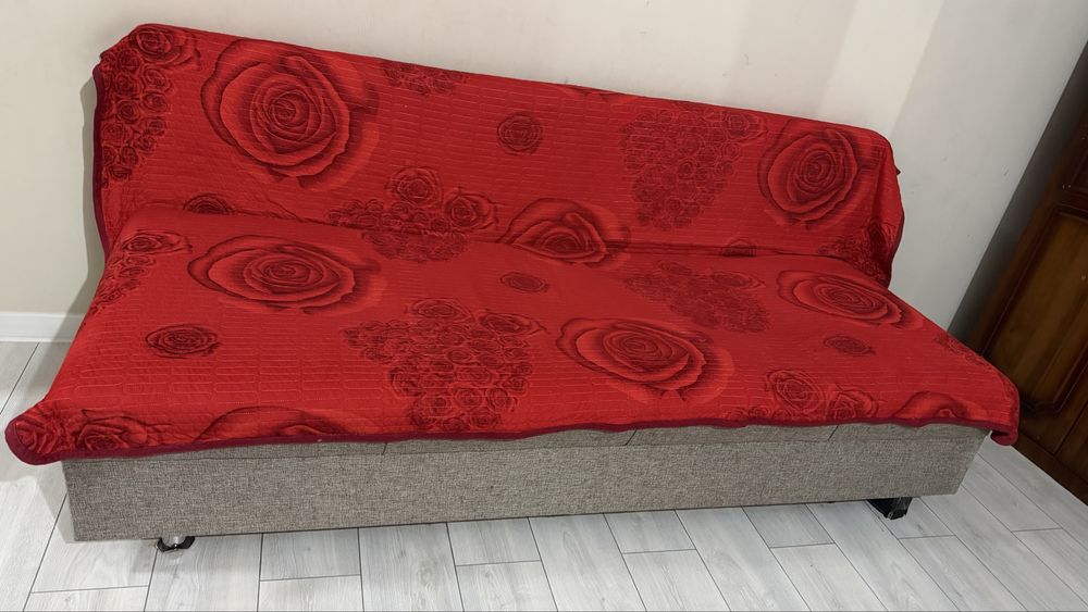 Диван срочно продам
