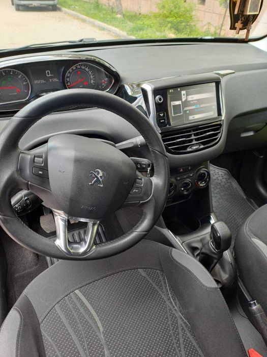 Продавам Peugeot 208