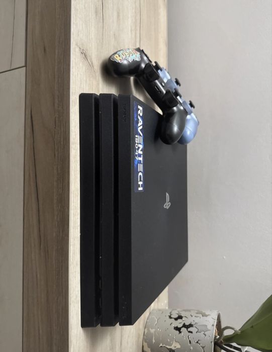 Vand playstation4 pro + 2 manete fara stickdrift +un joc