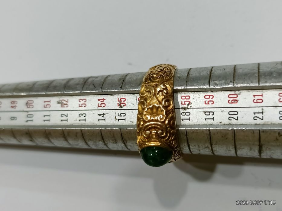Vind inel deosebit din aur 18kt cu smarald