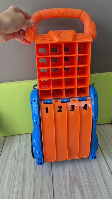 Valiza cu piste de curse si spatiu depozitare 20 masinute Hot Wheels
