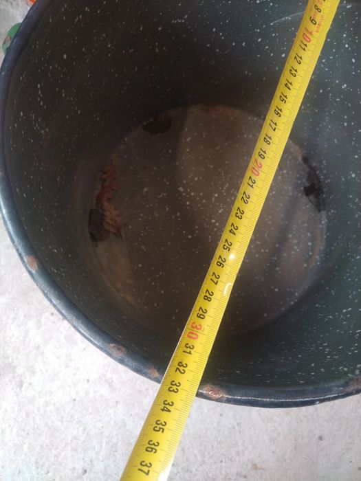 Продавам голяма емайлирана  тенджера от социализма с забележки.
Цена 3