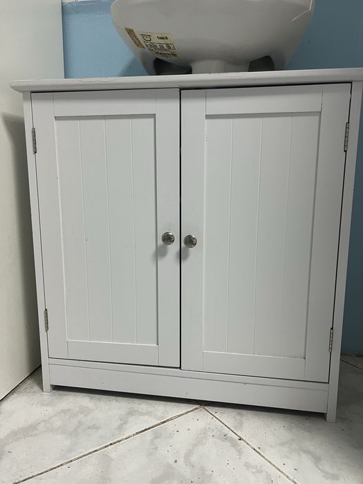 Продавам долен шкаф за баня бял