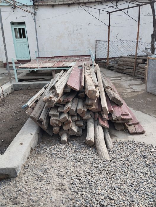 Чёрный потолок. Тахта