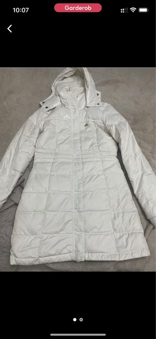 Белая куртка адидас