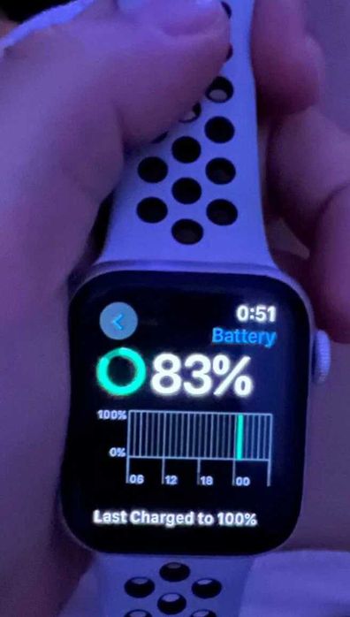 Apple Watch SE 40mm GPS, използван със спортна каишка Nike и магнитна гривна