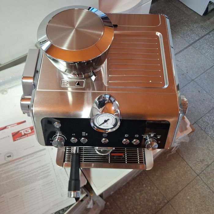 Кафе машина Делонги La Specialista  нова мострена бройка