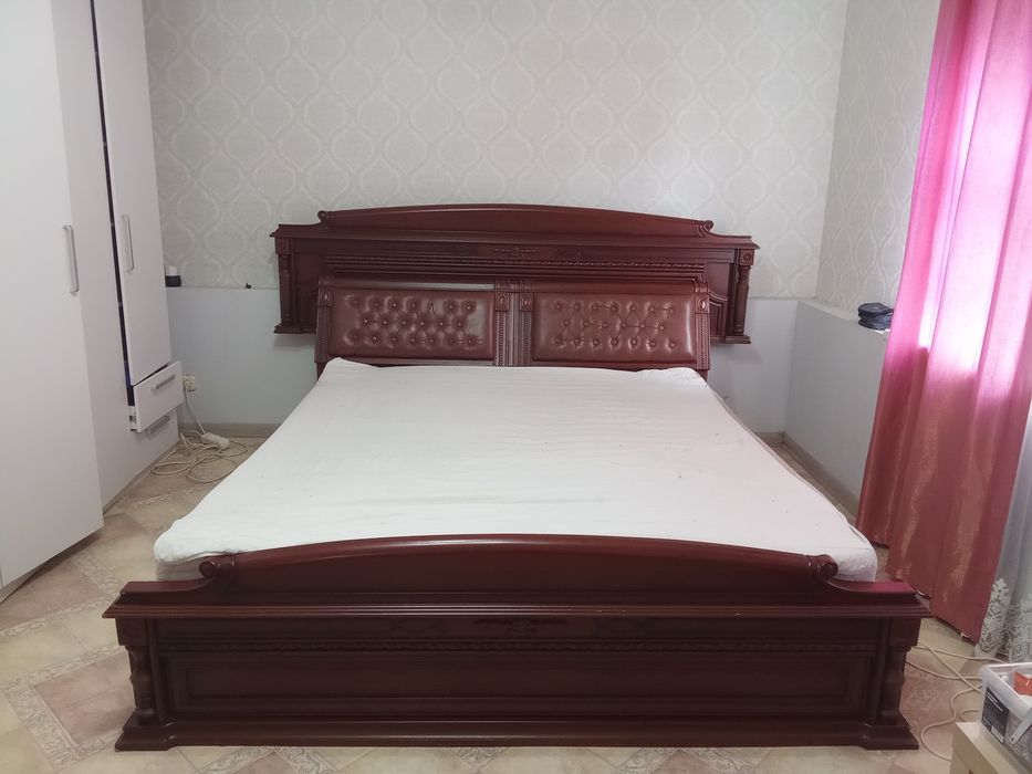 Продам двуспальную кровать с матрасом