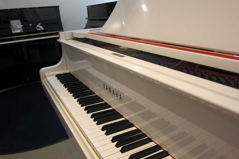 Бял роял YAMAHA - G1 с 2 г. гаранция продава пиано магазин Мелодия
