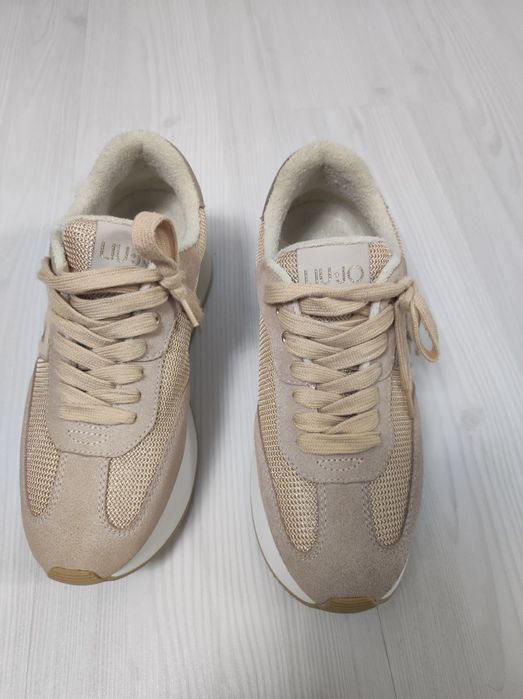 Adidași Nr 38.   ..