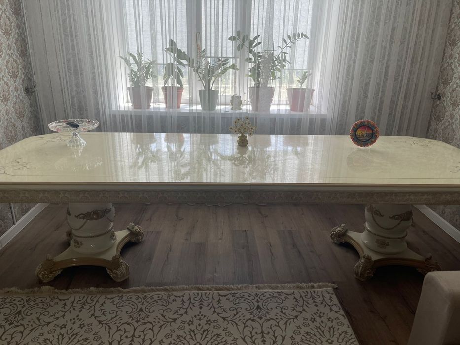 Продам стол для гостиной