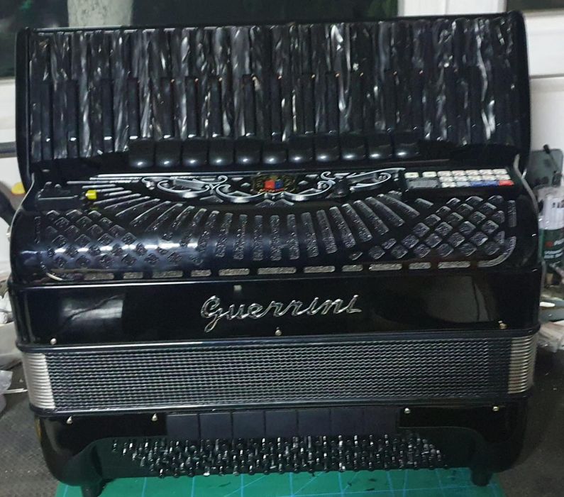 Vând acordeon Guerrini Digital