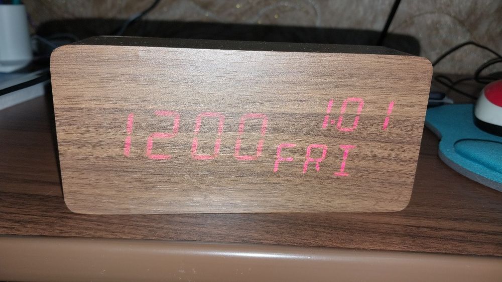 Продаются электронные  часы.