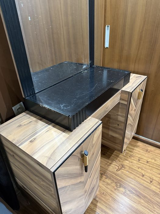 Продам Кровать и трюмо срочно