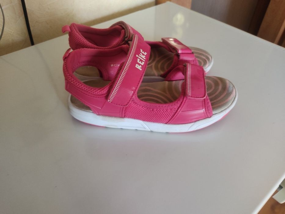Продам сандали для девочки
