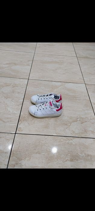 Adidași marca Adidas pt fotbal