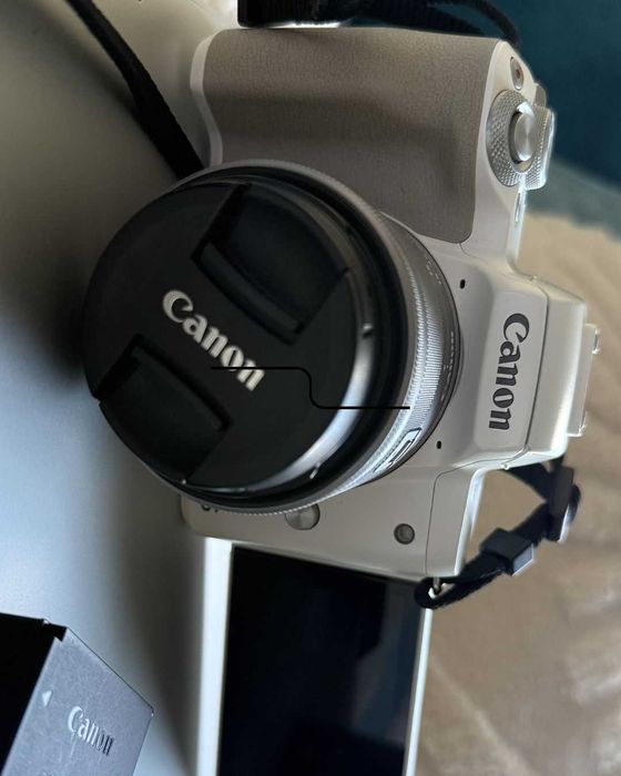 Canon EOS M50 Mark II + Obiectiv EF-M 15-45mm + 2 baterii – Stare 9/10