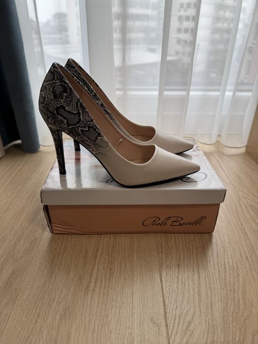 Елегантни токчета бежаво и змийски мотив